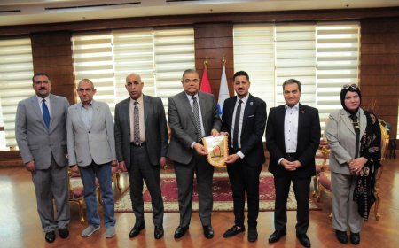 رئيس جامعة كفر الشيخ يستقبل شعلة أسبوع شباب الجامعات المصرية الثالث عشر