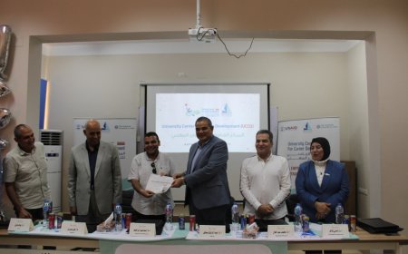 رئيس جامعة كفر الشيخ يكرم المتطوعين بالمركز الجامعي للتطوير المهني بالجامعة