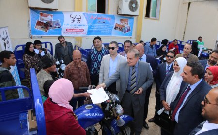 محافظ كفرالشيخ يسلم 27 تروسيكل و 10 ماكينات خياط للأسر الأولى بالرعاية بالمحافظة..وسط فرحة وزغاريد الأهالى