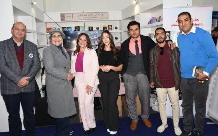 منال منصور تحتفل مع جمهورها ومحبيها بنجاح روايه نون وفوزيه بمعرض القاهرة الدولى للكتاب 