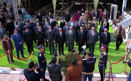 بالصور .. محافظ كفرالشيخ و مساعد وزير الداخلية لقطاع وسط الدلتا ومدير الأمن وقائد حرس الحدود بالمنطقة الشمالية العسكرية يضعون إكليل زهور على النصب التذكاري لشهداء الشرطة