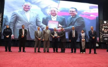 الدكتور محمد شقوير يشارك خريجي كلية طب جامعة كفرالشيخ فرحتهم بالتخرج 