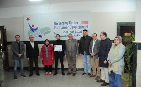 رئيس جامعة كفر الشيخ يكرم المجموعة الثانية من الطلبة المتطوعين بالمركز الجامعي للتطوير المهني بالجامعة