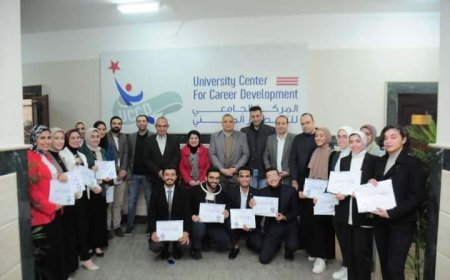 رئيس جامعة كفرالشيخ يكرم المجموعة الثانية من الطلبة المتطوعين بمركز التطوير المهني 