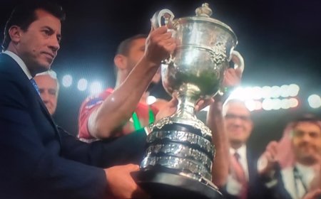 نيابًة عن السيد رئيس الجمهورية.. وزير الشباب والرياضة يُسلم كأس مصر إلي النادي الأهلي