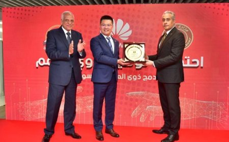 وزير العمل ومحافظ الجيزة يسلمان عقود عمل لذوي الهمم