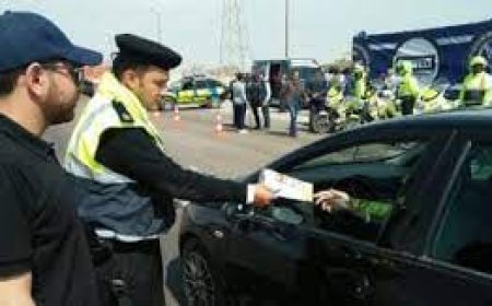 عسكرى المرور مايسترو السيارات فى الشارع المصرى