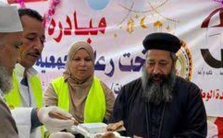 راعى كنيسة وإمام مسجد يشاركان فى تجهيز مائدة إفطار بالغربية