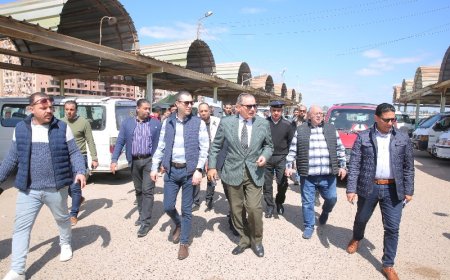 جمال نور الدين  يتفقد مجمع مواقف سيارات الأجرة ويكلف بمتابعة الالتزام بالتعريفة الجديدة