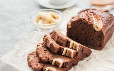 اصنعي كيكة الموز بزبدة الفول السوداني