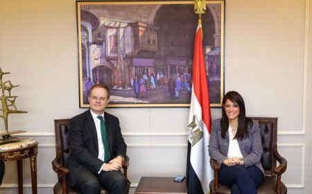 الدكتورة رانيا المشاط وزيرة التعاون الدولي تناقش مع السفير البريطاني