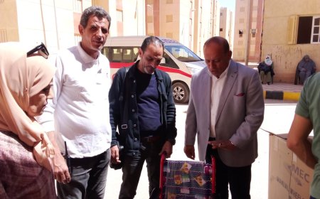 رئيس الإدارة المركزية لمكتب المحافظ يوزع الهدايا وكعك العيد للأشقاء الفلسطينيين