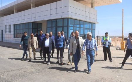 ‫ وزير الإسكان يتابع أعمال الطرق بالمنطقة الصناعية بالعاشر من رمضان