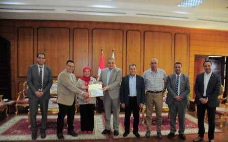 تكريم الفريق الطبي المشارك بالقوافل الطبية التى تطلقها جامعة كفر الشيخ ضمن مبادرة حياة كريمة