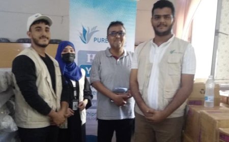 منظمة بيور هاندز توزع مساعدات ايوائية لموظفي ومتعاقدات  محو الأمية عدن