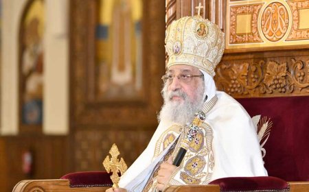 البابا تواضروس يستقبل الأقباط بالكاتدرائية للتهنئة بعيد القيامة