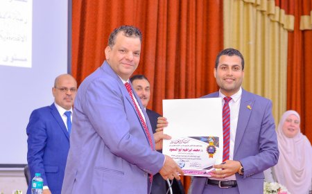 تكريم الدكتور محمد أبو السعود لفوزه بجائزة أفضل رسالة دكتوراه بجامعة كفرالشيخ 