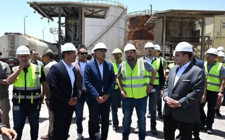 رئيس الوزراء يتفقد مصنع الشركة الوطنية للزيوت النباتية