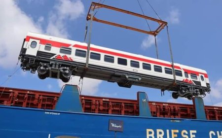 عربات قطار الدرجة الثالثة تصل إلى ميناء الإسكندرية