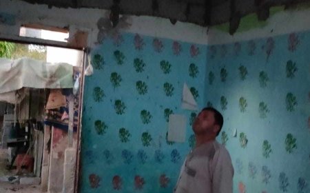 مجاور بناء سقف منزل لأسره فقيره في حي الريسه بالعريش