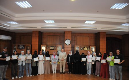 رئيس جامعة كفر الشيخ يكرم الطلبة الذين اجتازو الدورات التدريبية بمركز الارشاد النفسي بالجامعة
