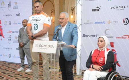 علي الزيني ورحاب رضوان يحملان علم مصر في افتتاح دورة الألعاب البارالمبية 