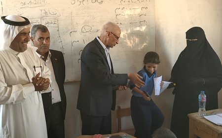 مجاور يوزع الهدايا علي تلاميذ مدرسه نجع شبانه برفح