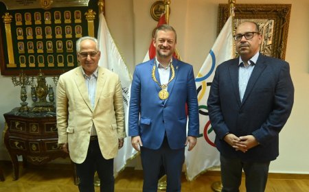 ياسر إدريس يمنح رئيس اللجنة البارالمبية الدولية قلادة اللجنة الأولمبية المصرية
