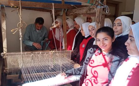 «علمني حرفة».. ورش لتدريب شباب مدينة فوة على تصنيع الكليم اليدوي بكفر الشيخ