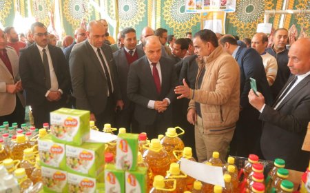 وسط إقبال كبير على سوق "اليوم الواحد" بدسوق.. محافظ كفرالشيخ يستمع للمواطنين يطمئن منهم على الأسعار وتوافر وجودة السلع