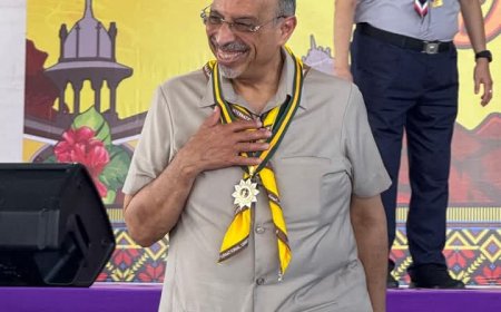 منح الأمين العام للاتحاد العالمي الإسلامي للكشافة والشباب الجائزة الوطنية لجمعية الكشافة في ماليزيا اعلي وسام