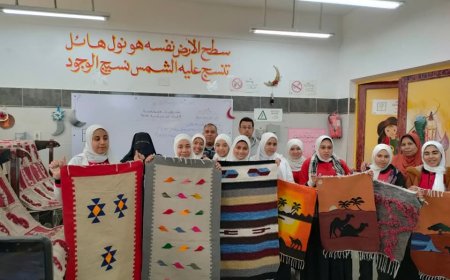 شباب كفر الشيخ: فتيات فوة يبدعن بالألوان فى ورش تصنيع الكليم اليدوى