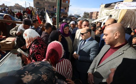 محافظ كفرالشيخ يستمع لطلبات أهالي الحامول خلال تفقده لسوق "اليوم الواحد"