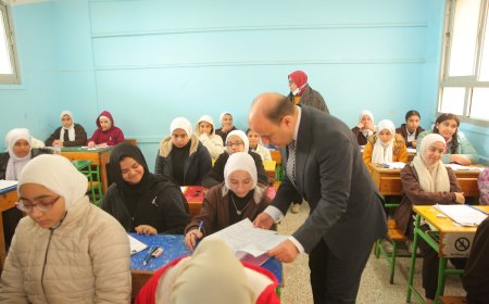 محافظ كفرالشيخ يطمئن على سير امتحانات النقل للمرحلة الإعدادية بالمدرسة القديمة بنات .. متمنيًا للطلاب التوفيق والتميز