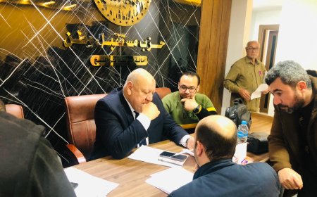 النائب أشرف عبد الونيس يستقبل أعدادا كبيرة من المواطنين بمقر الحزب لبحث مطالبهم