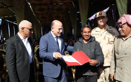 مجاور يسلم عقود المنتفعين للمرحله الأولي من الوحدات السكنيه برفح الجديده