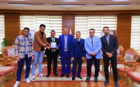 رئيس جامعة كفر الشيخ يكرم الدفعة السابعة من خريجي كلية الطب البشري بالجامعة لتبرعهم بأسِرّة عناية مركزة للمستشفي الجامعي