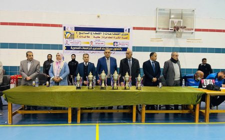 رئيس جامعة كفر الشيخ يكرم الفرق الفائزة بدورى القطاعات (القطاع السابع) لكرة الطائرة بمشاركة 8 جامعات