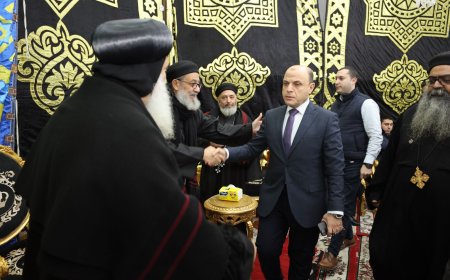 محافظ كفرالشيخ يؤدي واجب العزاء في والد نيافة الحبر الجليل الأنبا ماركوس