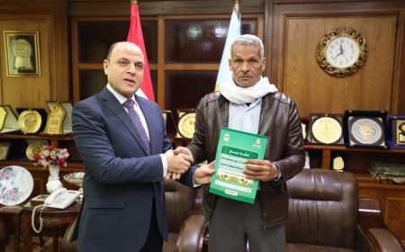 محافظ كفرالشيخ يُسلّم 18 عقد تقنين أراضي أملاك دولة للمستفيدين من المواطنين