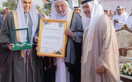 الطريجى يسلم صاحب السمو حاكم  الشارقة وسام سيف الكشافة العرب