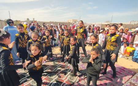 رسم البسمه علي وجوه أطفال الكيلو 17 بقضاء يوم ترفيهي للإداره المركزيه للنشيء