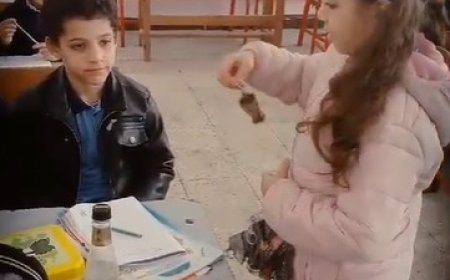 بفرحتها بشهر رمضان ..طفلة مسيحية تشتري بتحويشتها  فوانيس رمضان لتوزيعها على زملائها وزميلاتها بالمدرسة بكفر الشيخ  