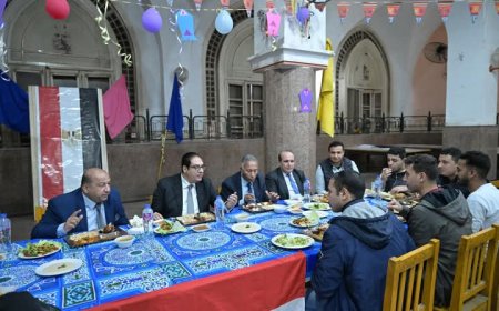رئيس جامعة القاهرة والطلبة علي مائدة إفطار واحدة