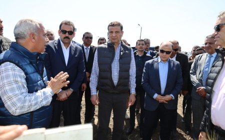 وزير الزراعة ومحافظ كفرالشيخ يتفقدان بشاير خير القمح بمزرعة سخا 