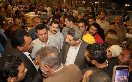 محافظ السويس يتناول طعام الإفطار مع عمال النظافة بشاطئ السوايسة 