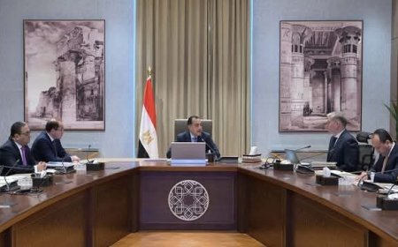 رئيس الوزراء يتابع عددًا من ملفات العمل المشتركة 