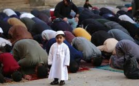 رغم رائحة الموت.. أهالي غزة يؤدون صلاة عيد الفطر المبارك