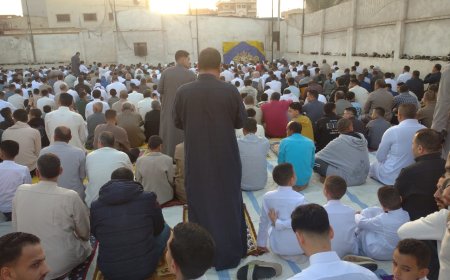 ساحات الصلاة بمراكز الشباب والأندية فى كفر الشيخ تستقبل آلاف المصلين والفرق التطوعية تستقبلهم بالحلوى 