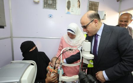 محافظ كفرالشيخ ورئيس البورصة المصرية يتفقدان القافلة الطبية المجانية بقرية شالما